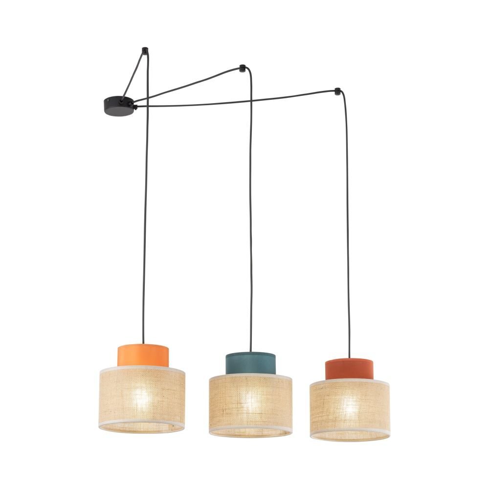 Lampa wisząca z trzema kloszami w kolorach pomarańczowym, zielonym i czerwonym, wykonana z materiału przypominającego jutę. Klosze są zawieszone na czarnych przewodach, które łączą się z czarną podsufitką.