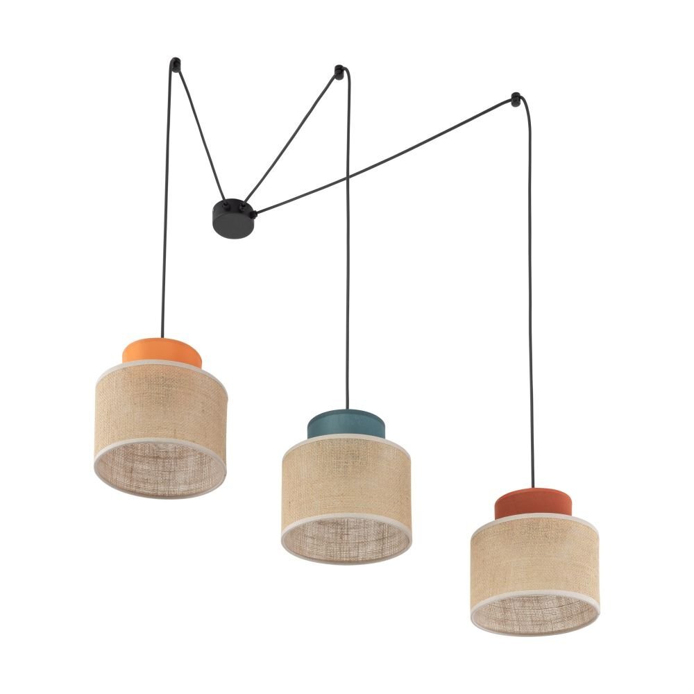 Lampa wisząca z trzema kloszami w kolorze naturalnej juty, każdy z nich ma inny kolor górnej części: pomarańczowy, niebieski i czerwony. Klosze są zawieszone na czarnych przewodach przymocowanych do okrągłej podstawy sufitowej.