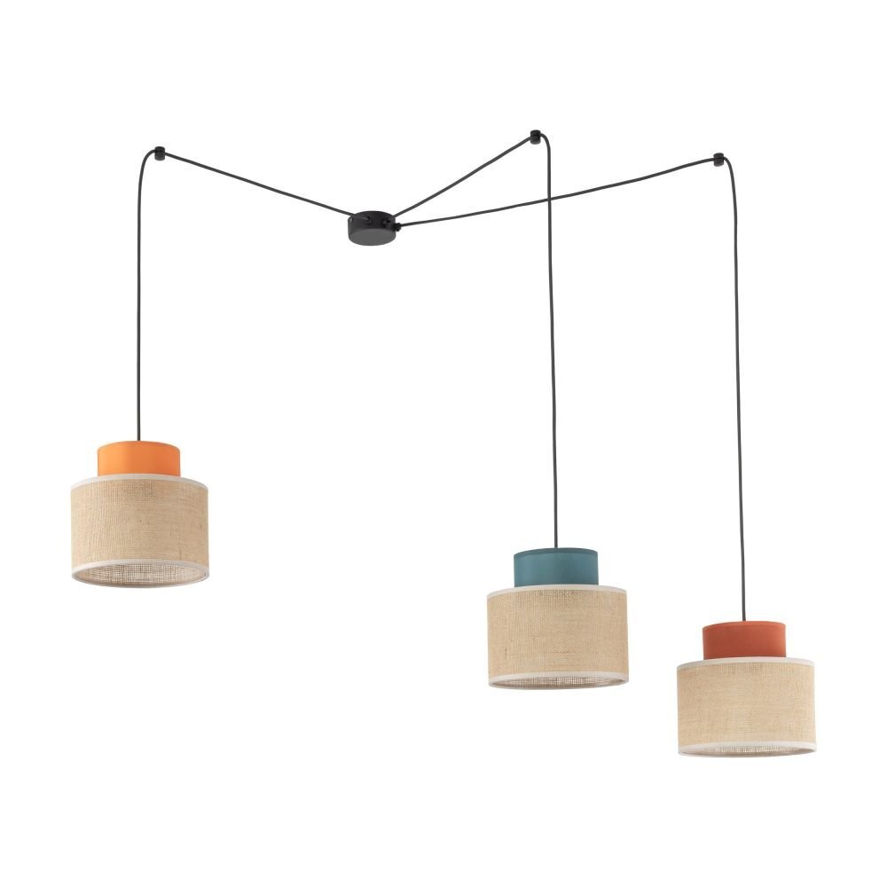 Na obrazie widoczna jest lampa wisząca z trzema kloszami w kolorach pomarańczowym, niebieskim i czerwonym, wykonanymi z juty. Klosze są zawieszone na czarnych przewodach, które łączą się w centralnym punkcie na suficie.
