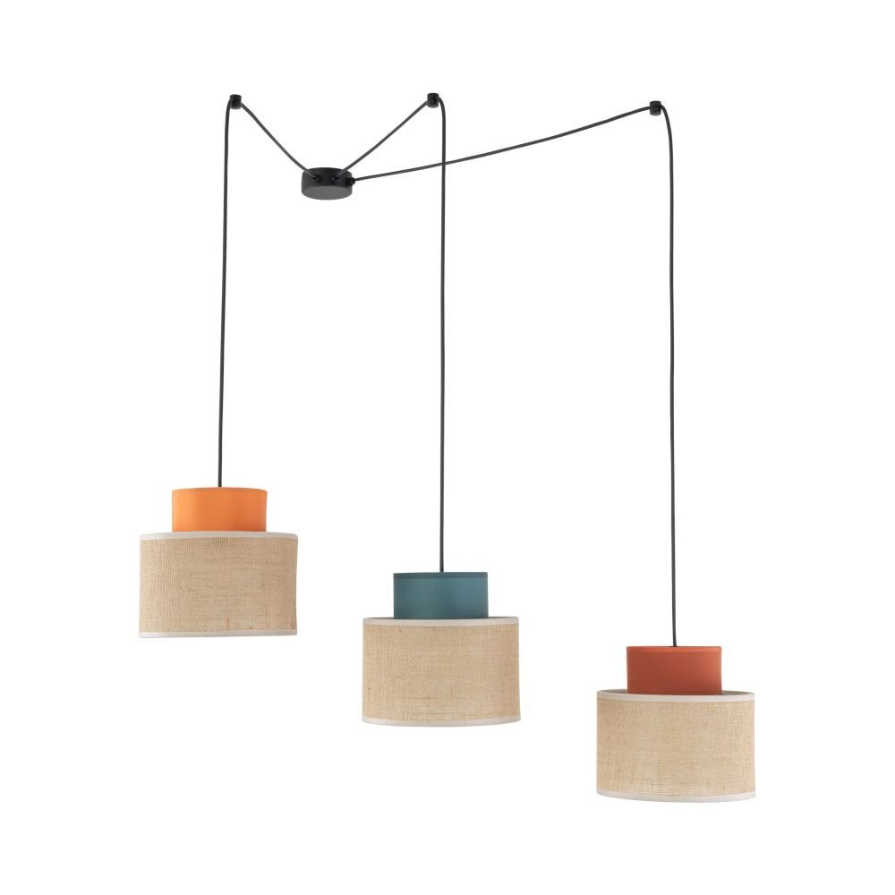 Lampa wisząca z trzema kloszami w kolorach pomarańczowym, niebieskim i czerwonym, z elementami jutowymi. Klosze są zawieszone na czarnych przewodach, które łączą się w centralnym punkcie montażowym.