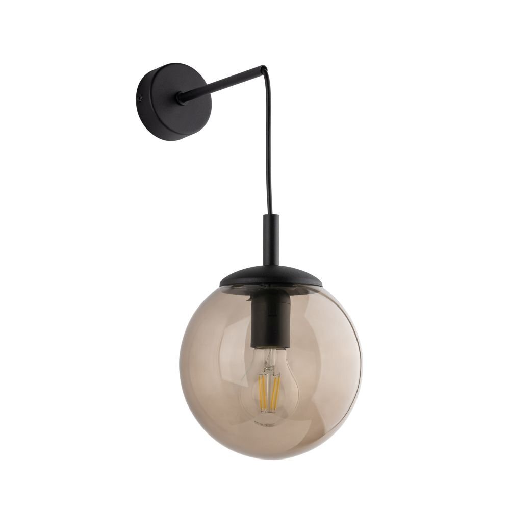 Czarny kinkiet ścienny z topazowym, kulistym kloszem, w którym widoczna jest żarówka LED. Kinkiet ma nowoczesny design i jest przymocowany do okrągłej podstawy.
