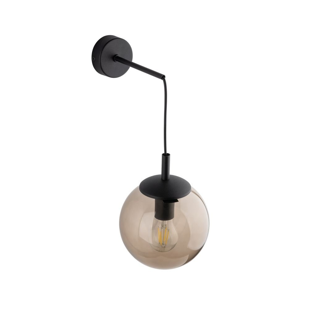 Czarny kinkiet ścienny z topazowym, kulistym kloszem i widoczną żarówką wewnątrz. Kinkiet ma prosty, nowoczesny design z metalowym ramieniem i okrągłą podstawą montażową.