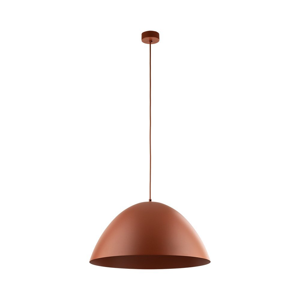 Na obrazie widoczna jest wisząca lampa w kolorze ceglastym z półkulistym kloszem. Lampa jest zawieszona na cienkim przewodzie, który prowadzi do okrągłej podsufitki.
