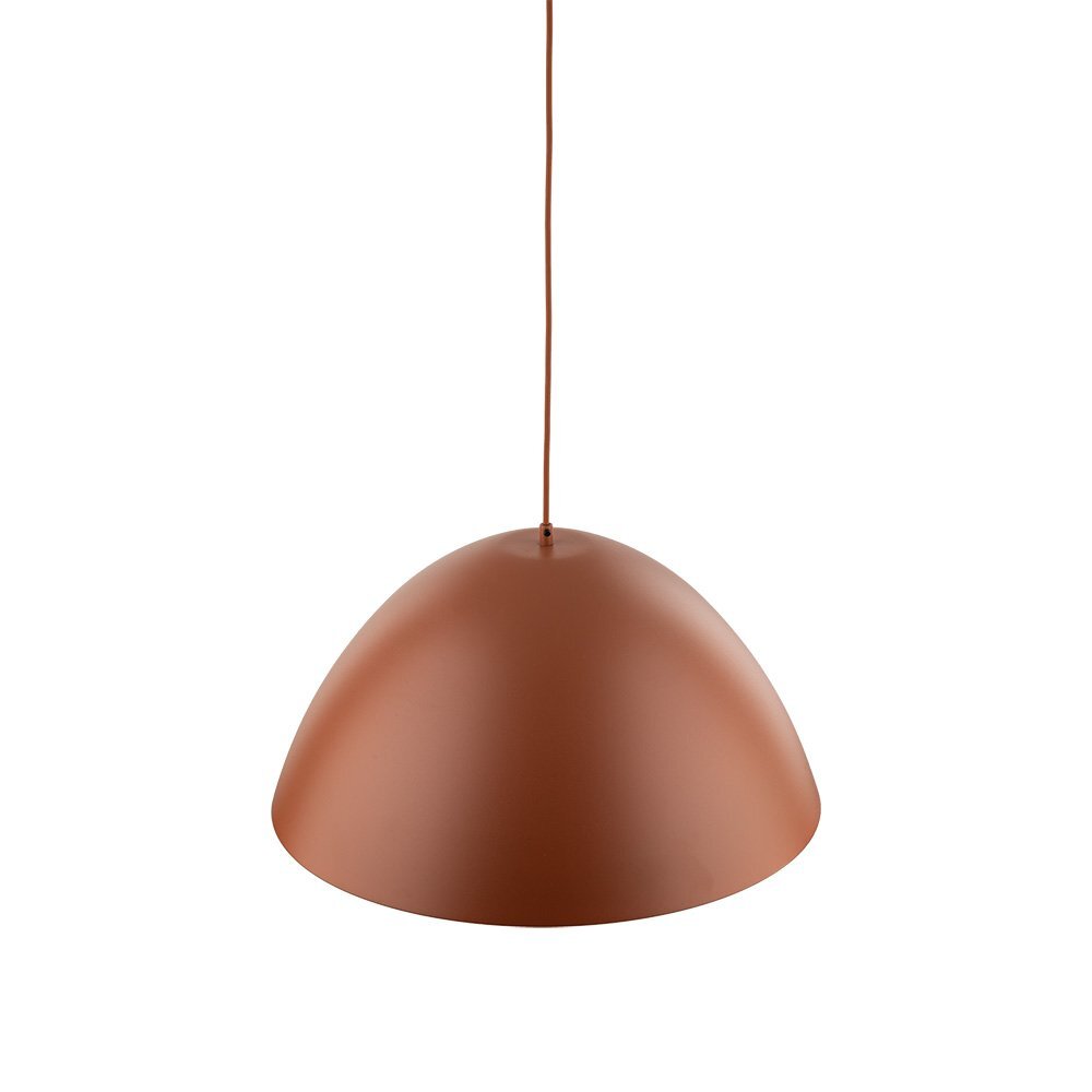 Na obrazie widoczna jest lampa wisząca w kolorze ceglastym o prostym, nowoczesnym designie. Lampa ma kształt półkuli i jest zawieszona na cienkim przewodzie.