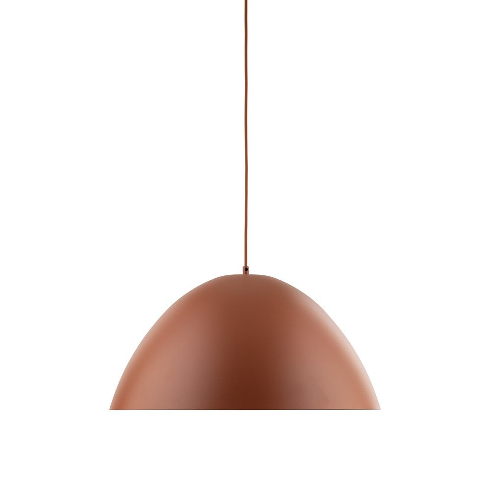 Lampa wisząca o półkulistym kształcie w ceglastym kolorze, zawieszona na cienkim przewodzie. Powierzchnia lampy jest gładka i matowa.
