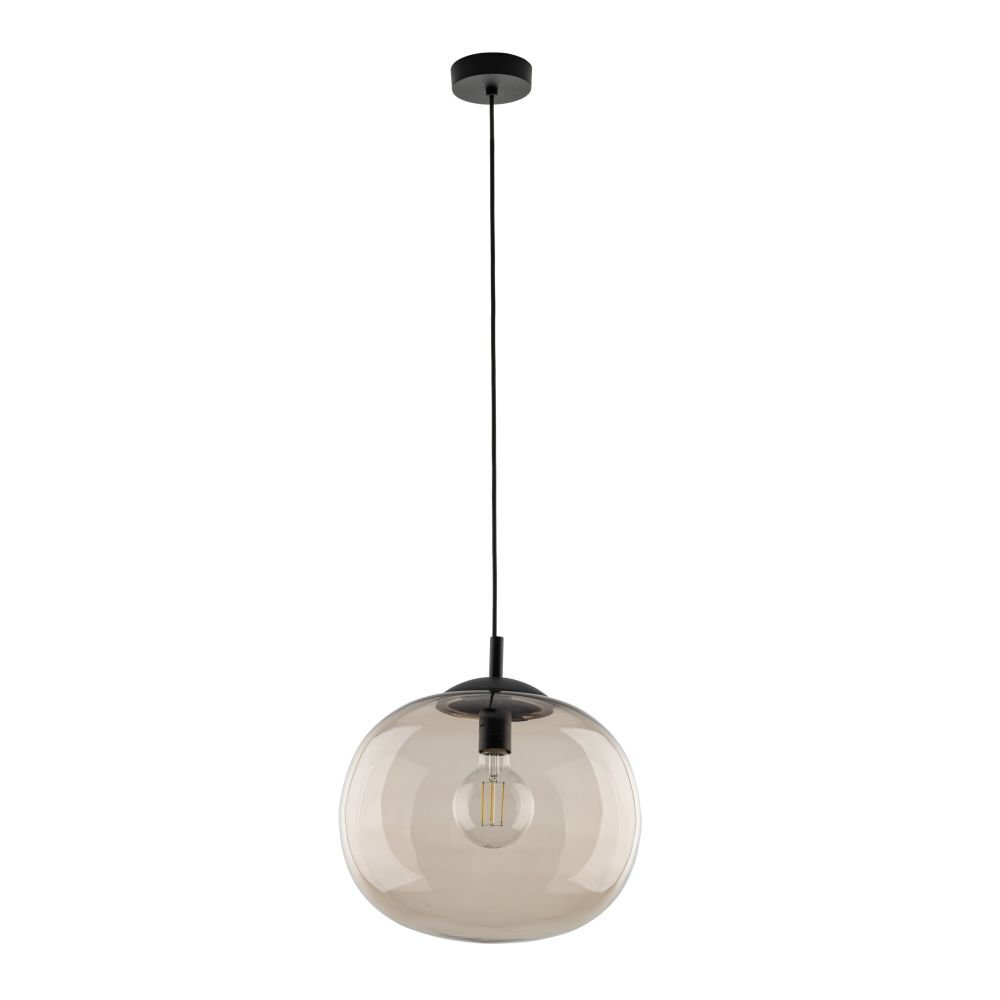 Nowoczesna lampa wisząca z przezroczystym kloszem w kształcie kuli i widoczną żarówką wewnątrz. Lampa zawieszona jest na cienkim, czarnym przewodzie z czarną podsufitką.