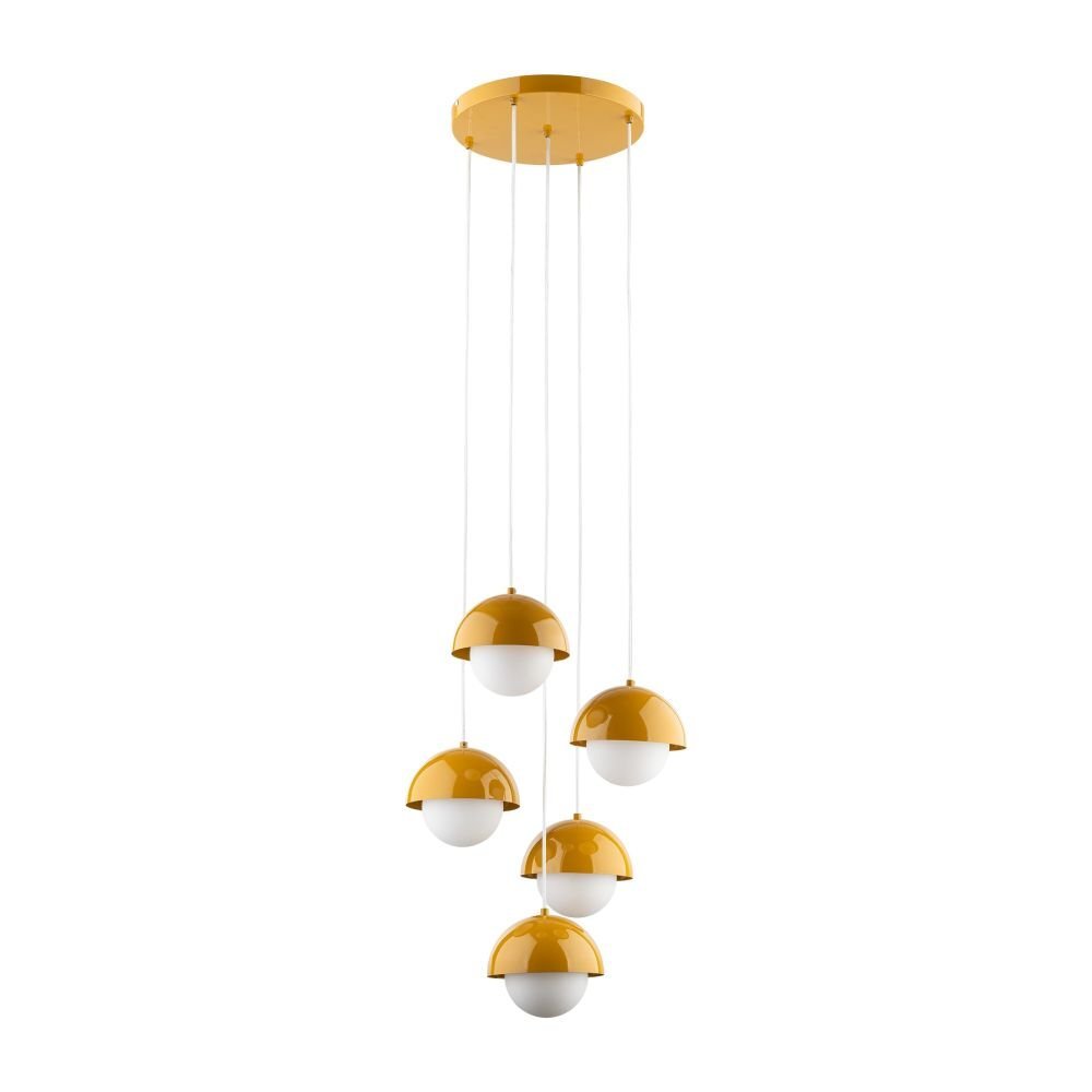 Lampa wisząca z pięcioma kulistymi kloszami w kolorze ochry i bieli, zawieszona na cienkich przewodach. Klosze są zamocowane na okrągłej, ochrowej podstawie sufitowej.