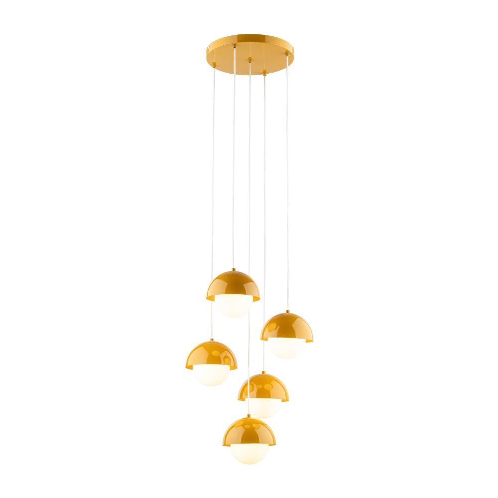 Lampa wisząca z pięcioma kloszami w kolorze ochry, zawieszona na cienkich przewodach z okrągłej podsufitki. Klosze mają półkulisty kształt z białymi, matowymi dolnymi częściami.