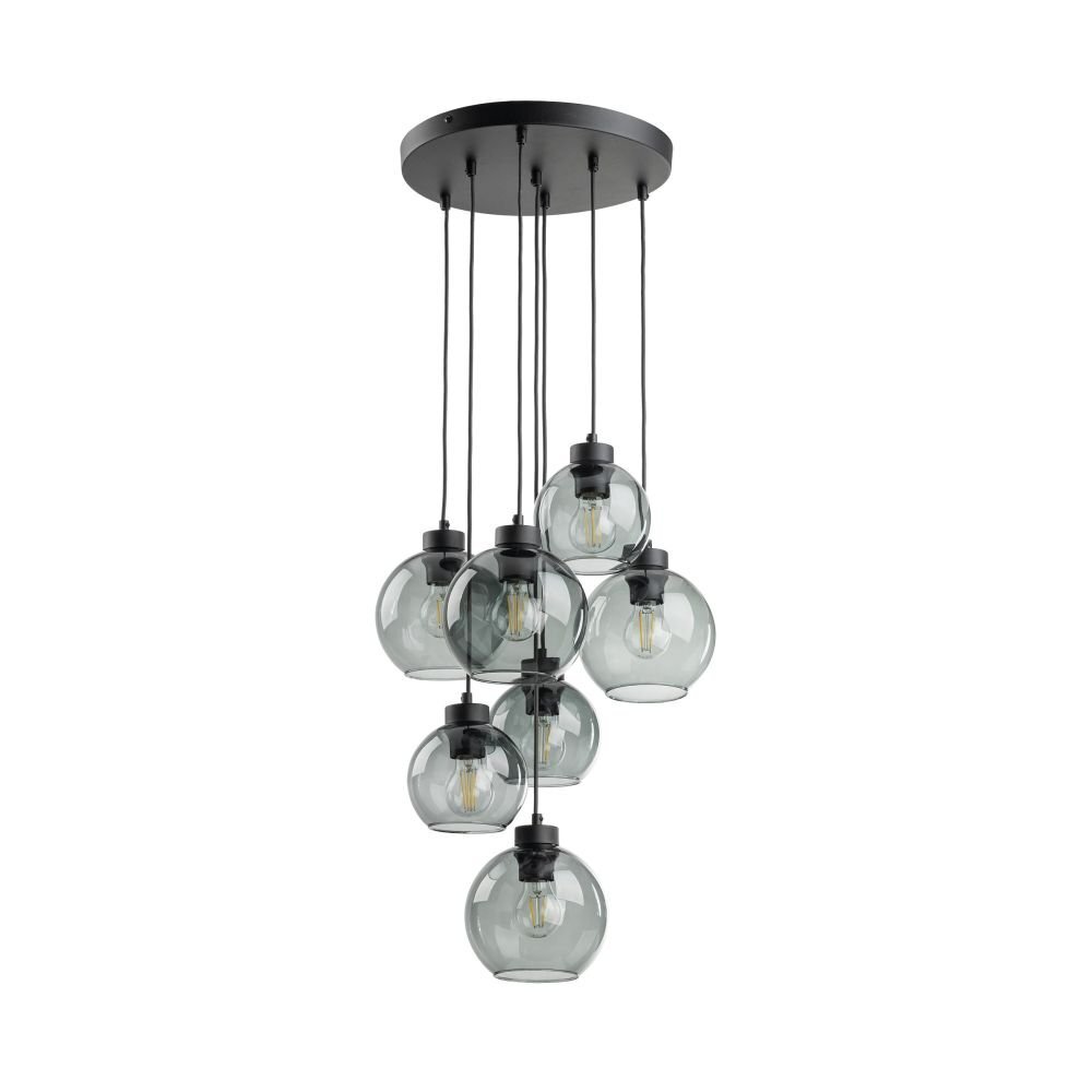 Lampa wisząca z siedmioma szklanymi kloszami w kształcie kul, zawieszonymi na czarnych przewodach. Klosze są przezroczyste, a całość zamocowana jest na okrągłej, czarnej podstawie sufitowej.