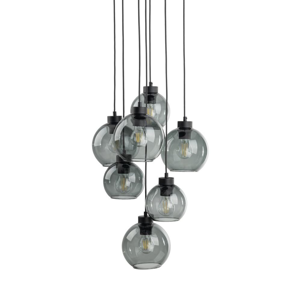 Na obrazie widoczna jest lampa wisząca złożona z siedmiu szklanych kloszy w kolorze grafitowym, zawieszonych na czarnych przewodach. Każdy klosz ma widoczną żarówkę wewnątrz.