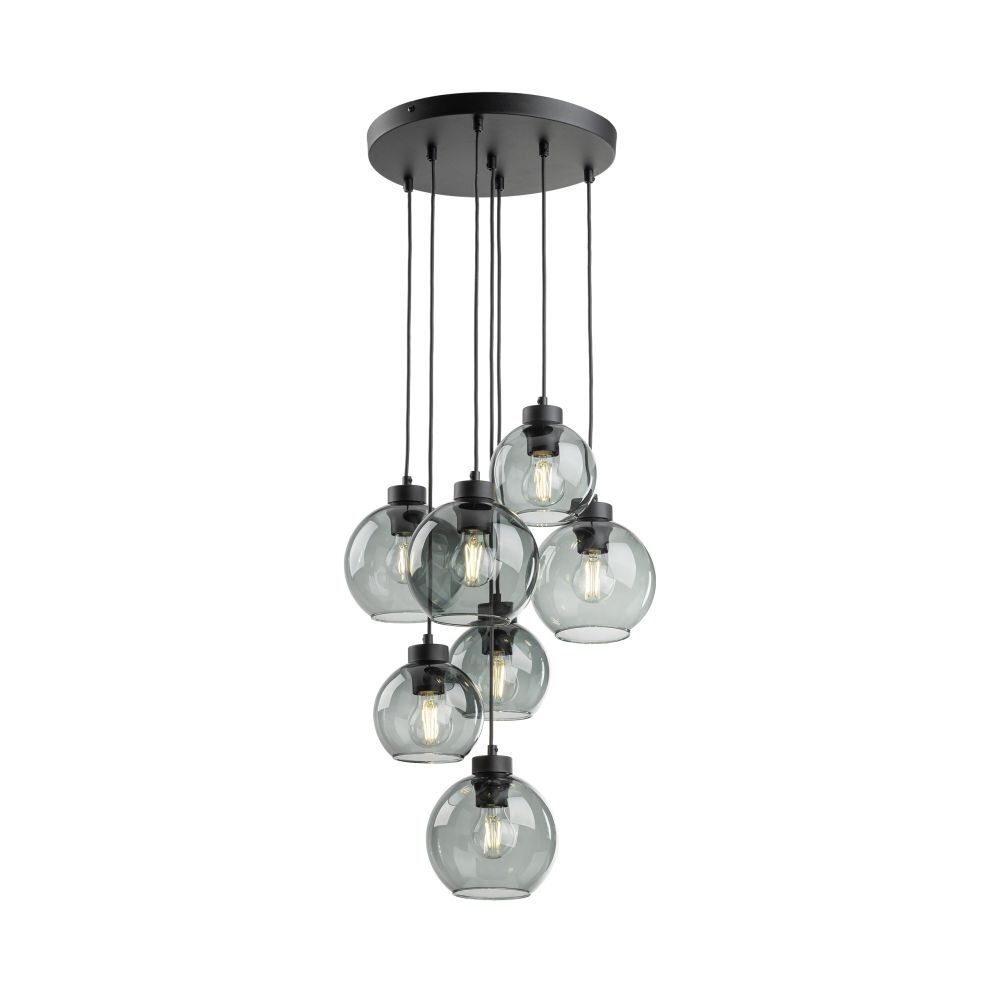 Lampa wisząca z siedmioma szklanymi kloszami w kształcie kul, zawieszonymi na czarnych przewodach. Klosze są przezroczyste, a wewnątrz widoczne są żarówki.