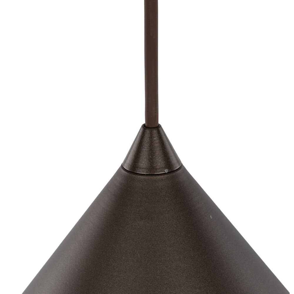 Brązowa lampa wisząca o stożkowym kształcie, wykonana z metalu. Widoczny jest przewód wychodzący z górnej części lampy.