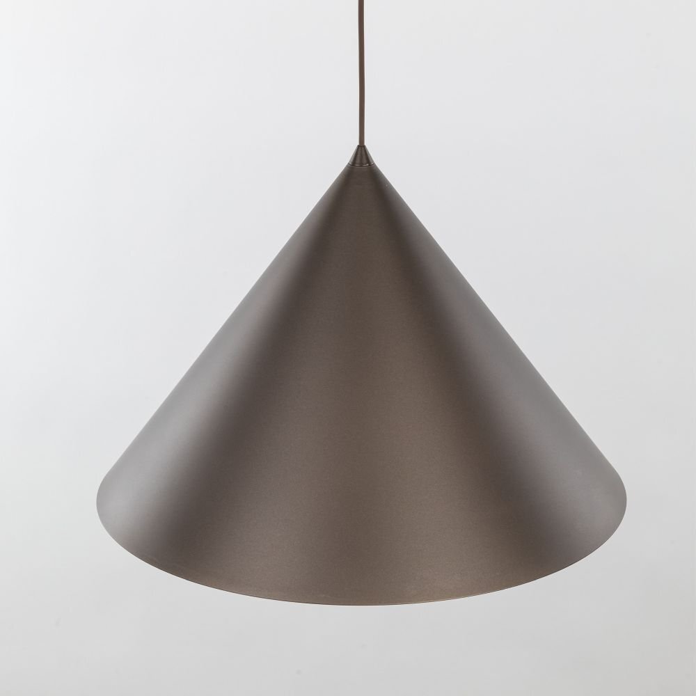Brązowa lampa wisząca o stożkowym kształcie, wykonana z metalu. Lampa zawieszona jest na cienkim przewodzie, widoczna na jasnym tle.