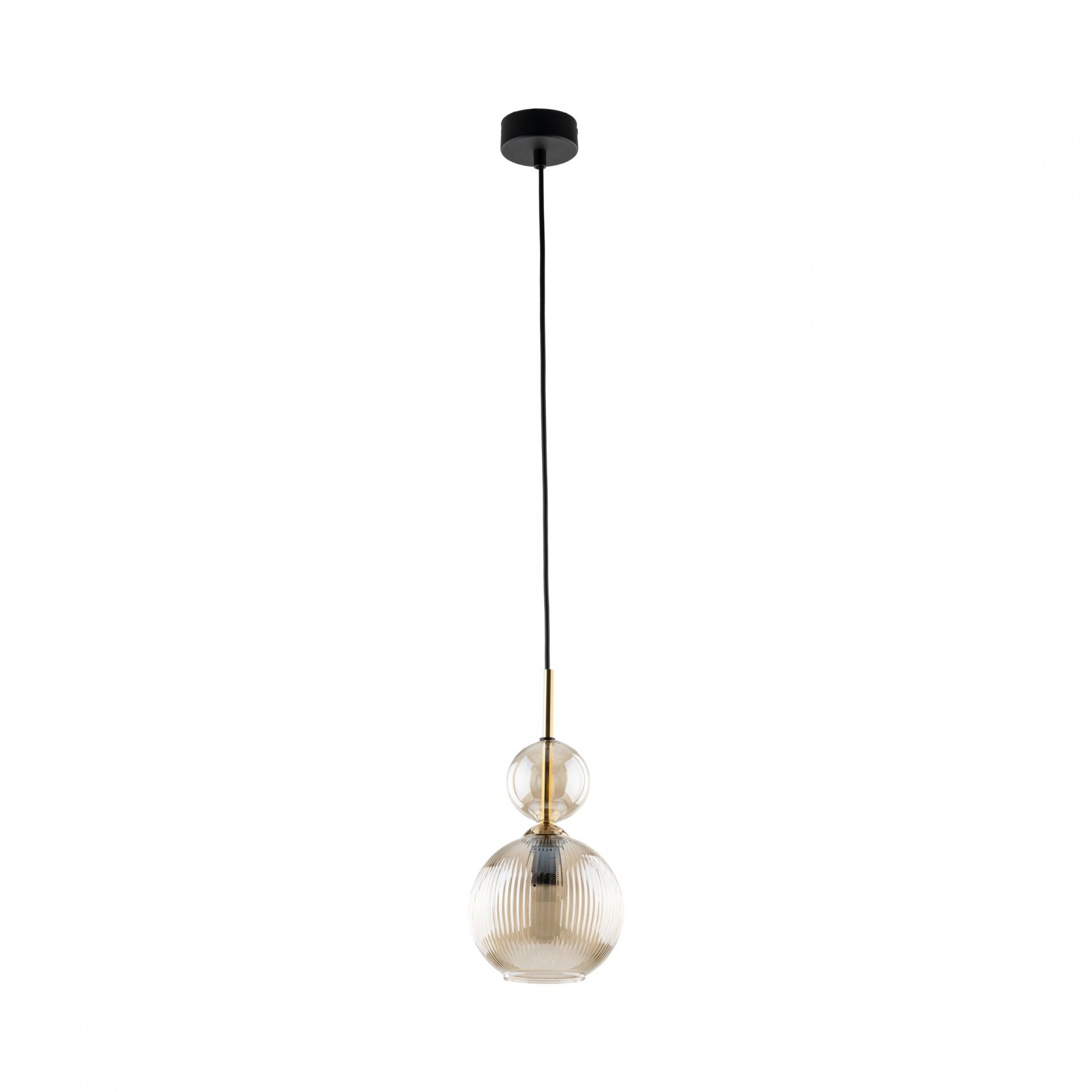 Lampa wisząca z czarnym przewodem i szklanym kloszem w kolorze koniakowym. Klosz ma kulisty kształt z delikatnymi żłobieniami.