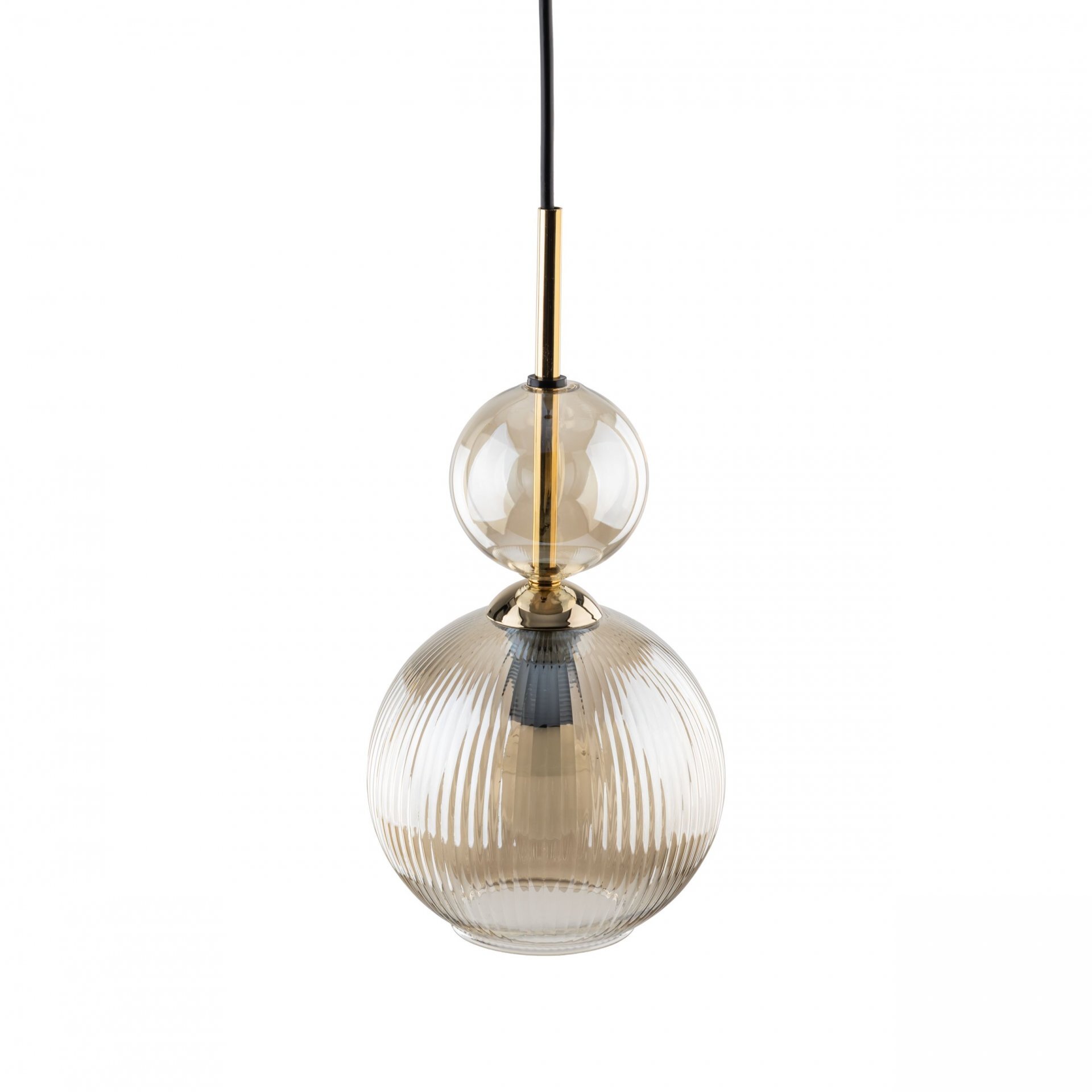 Lampa wisząca z czarnym przewodem i szklanym kloszem w kolorze koniakowym. Klosz ma kulisty kształt z delikatnymi żłobieniami i złotymi elementami dekoracyjnymi.