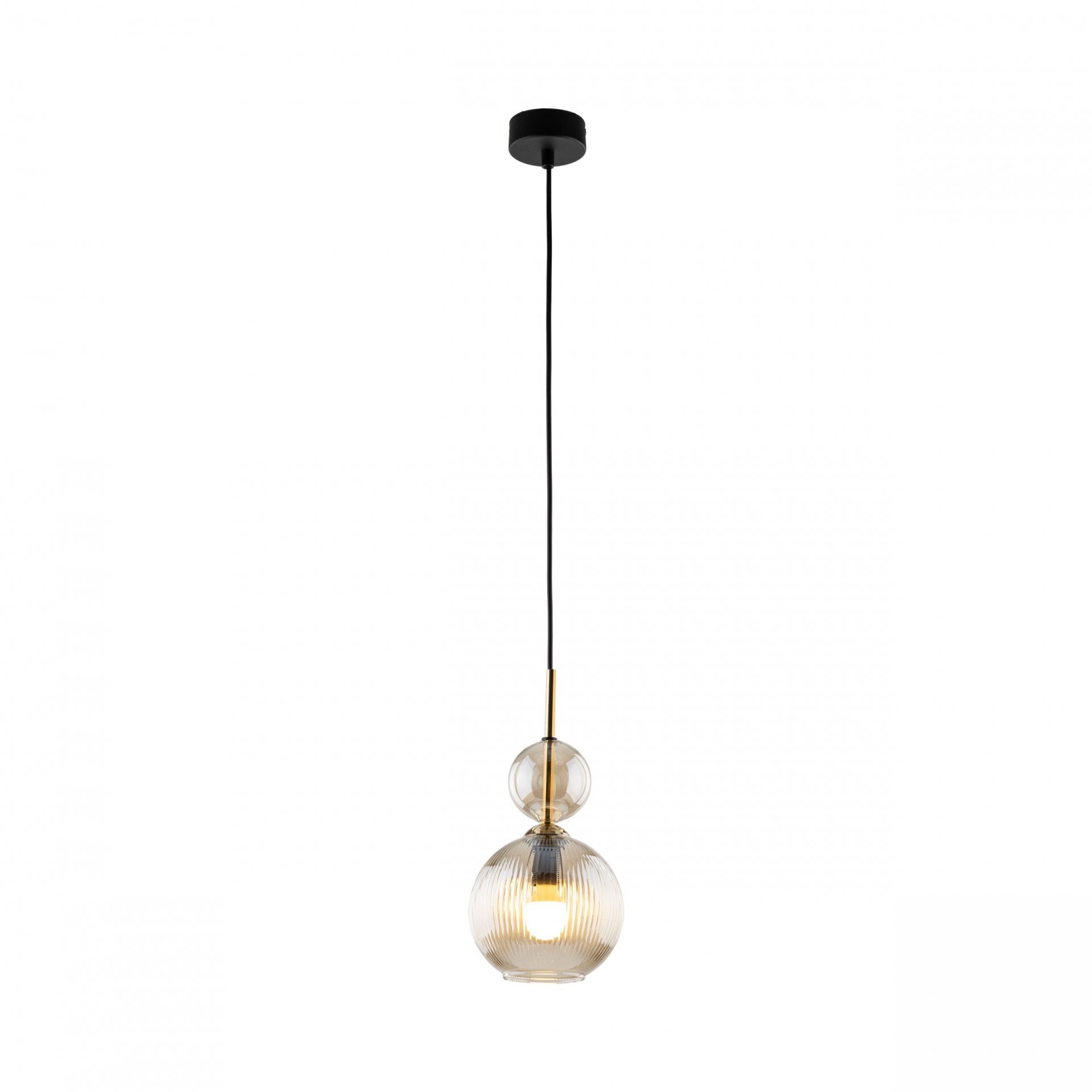 Lampa wisząca z czarnym przewodem i szklanym kloszem w kolorze koniakowym. Klosz ma kształt dwóch połączonych kul, z których dolna jest większa i żebrowana.