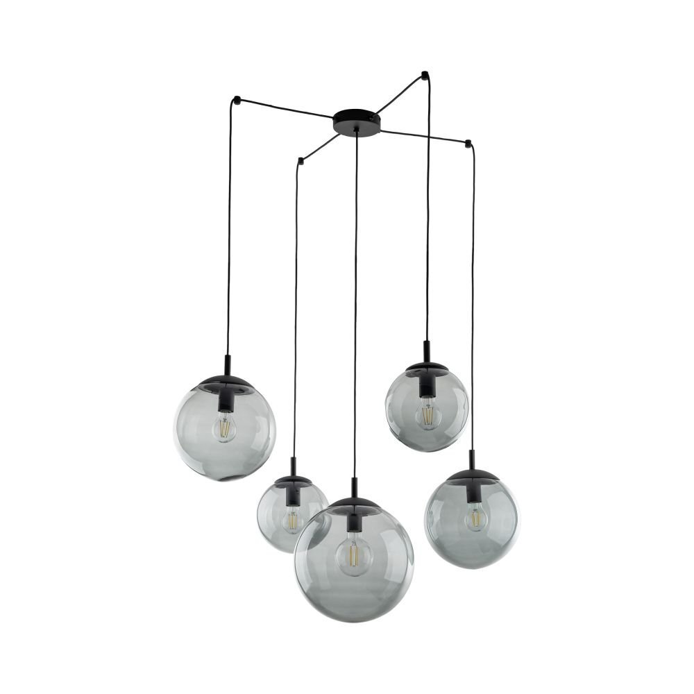 Na obrazie widoczna jest nowoczesna lampa wisząca z pięcioma szklanymi kloszami w kształcie kul, zawieszonymi na czarnych przewodach. Klosze są przezroczyste, a wewnątrz nich znajdują się żarówki.