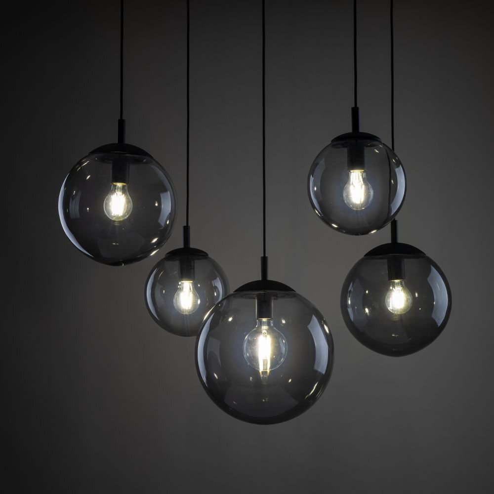 Na obrazie widoczna jest nowoczesna lampa wisząca z pięcioma szklanymi kloszami w kształcie kul, z których każdy zawiera żarówkę. Klosze są zawieszone na czarnych przewodach, a całość utrzymana jest w ciemnej, grafitowej kolorystyce.