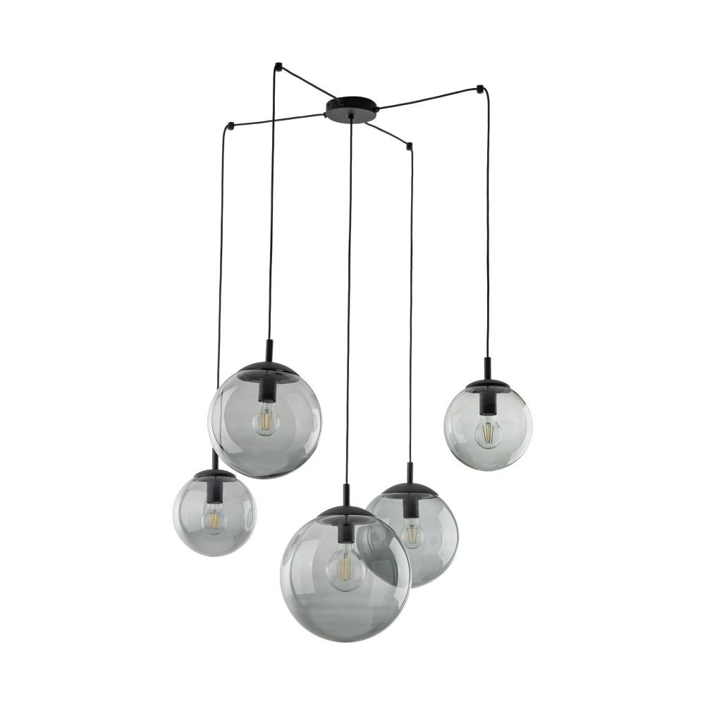 Na obrazie widoczna jest nowoczesna lampa wisząca z pięcioma szklanymi kloszami w kształcie kul, zawieszonymi na cienkich przewodach. Klosze są przezroczyste, a wewnątrz nich znajdują się żarówki.