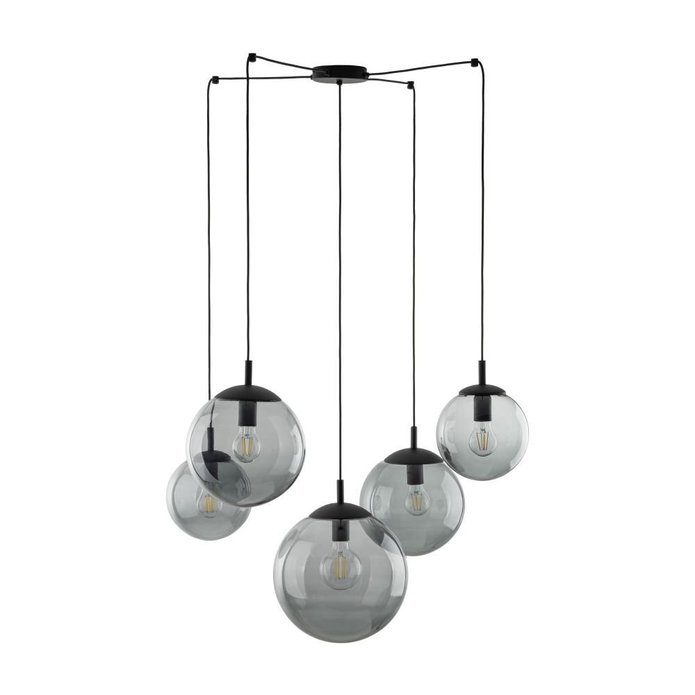 Lampa wisząca z pięcioma szklanymi kloszami w kształcie kul, zawieszonymi na czarnych przewodach. Klosze są przezroczyste z grafitowym odcieniem, a wewnątrz widoczne są żarówki.