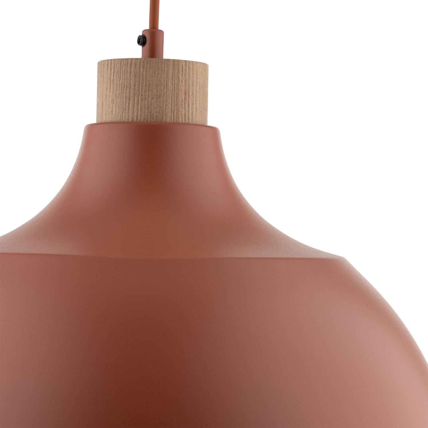 Zbliżenie na górną część lampy wiszącej w kolorze ceglastym z elementem drewnianym przy mocowaniu kabla. Lampa ma gładką powierzchnię i prosty, nowoczesny design.