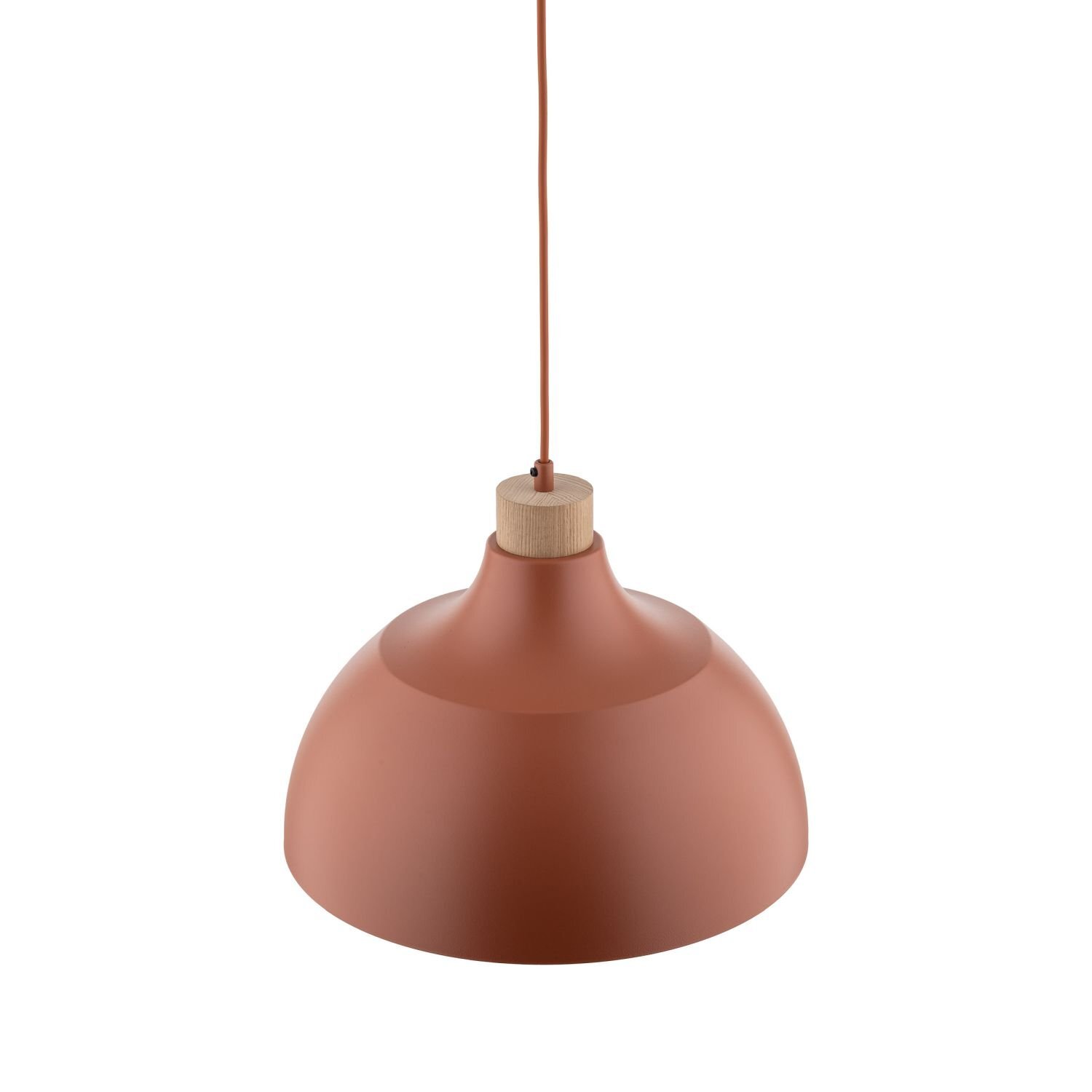 Lampa wisząca w kolorze ceglastym z drewnianym elementem przy mocowaniu. Klosz ma kształt półkuli i jest zawieszony na przewodzie w tym samym kolorze.