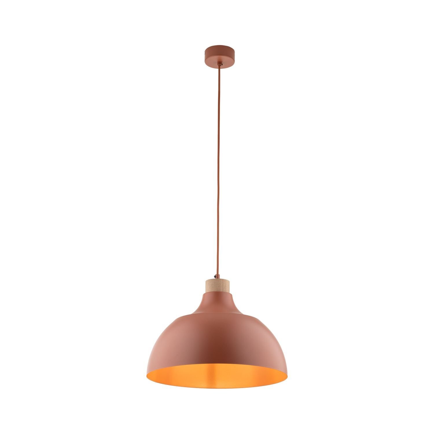 Lampa wisząca w kolorze ceglastym z metalowym kloszem i drewnianym elementem przy zawieszeniu. Klosz ma kształt półkuli, a lampa jest zawieszona na długim przewodzie.