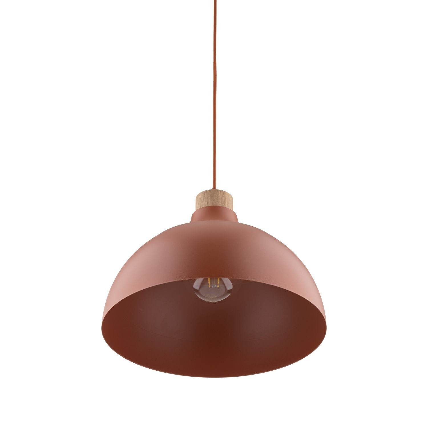 Lampa wisząca w kolorze ceglastym z metalowym kloszem i drewnianym elementem przy zawieszeniu. Wewnątrz klosza widoczna jest żarówka.
