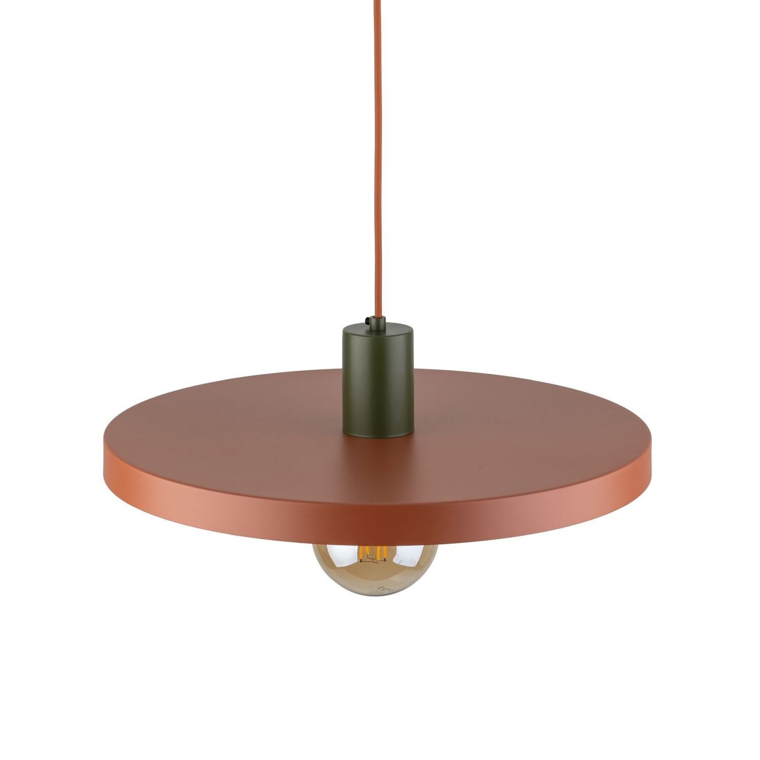 Lampa wisząca z okrągłym, płaskim kloszem w kolorze ceglastym, z widoczną żarówką pod spodem. Przewód i element mocujący w kolorze zielonym.