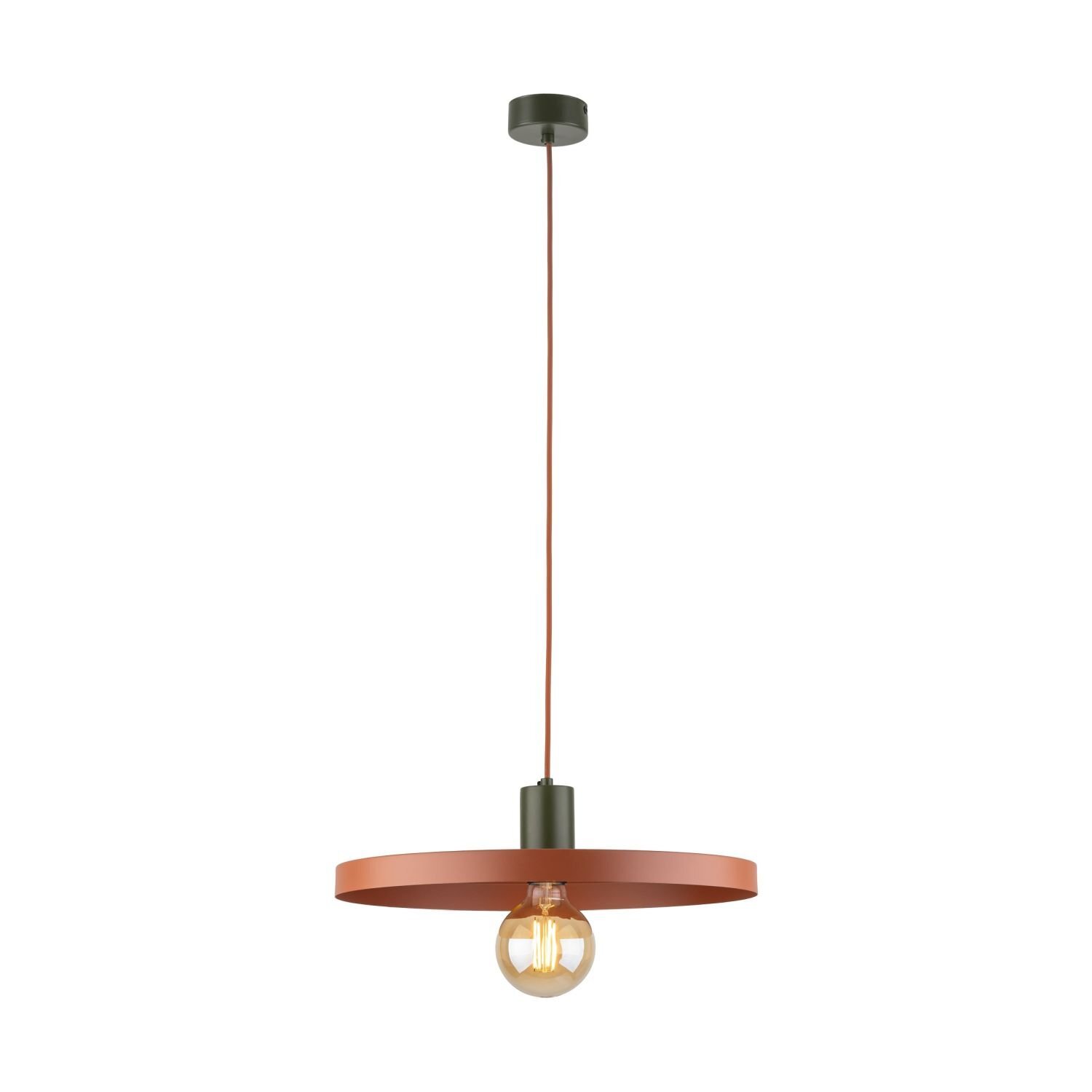 Lampa wisząca z metalowym kloszem w kolorze miedzianym, zawieszona na cienkim przewodzie. Żarówka widoczna jest poniżej klosza, a całość przymocowana jest do sufitu za pomocą okrągłej podstawy.