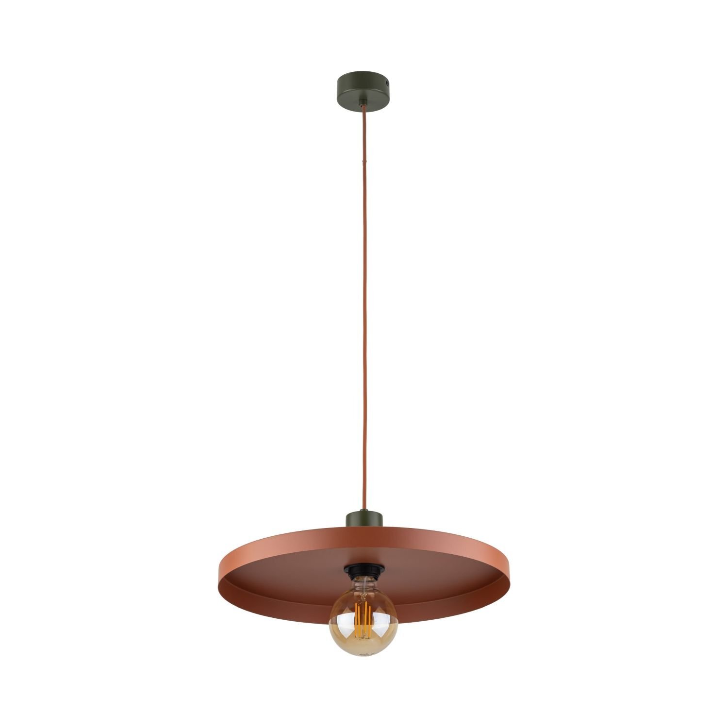 Lampa wisząca z metalowym kloszem w kolorze ceglastym, z widoczną żarówką E27. Lampa zawieszona jest na cienkim przewodzie, z możliwością regulacji wysokości.