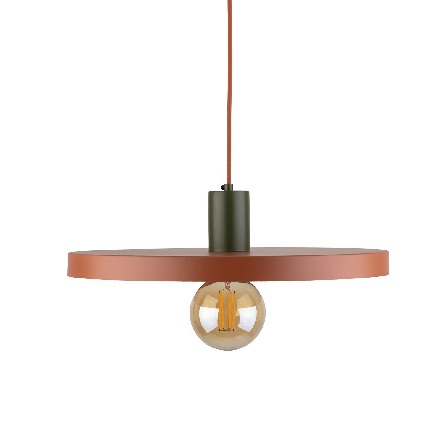 Lampa wisząca z okrągłym, płaskim kloszem w kolorze ceglastym i widoczną żarówką E27. Klosz jest zawieszony na przewodzie, a oprawka ma ciemnozielony kolor.