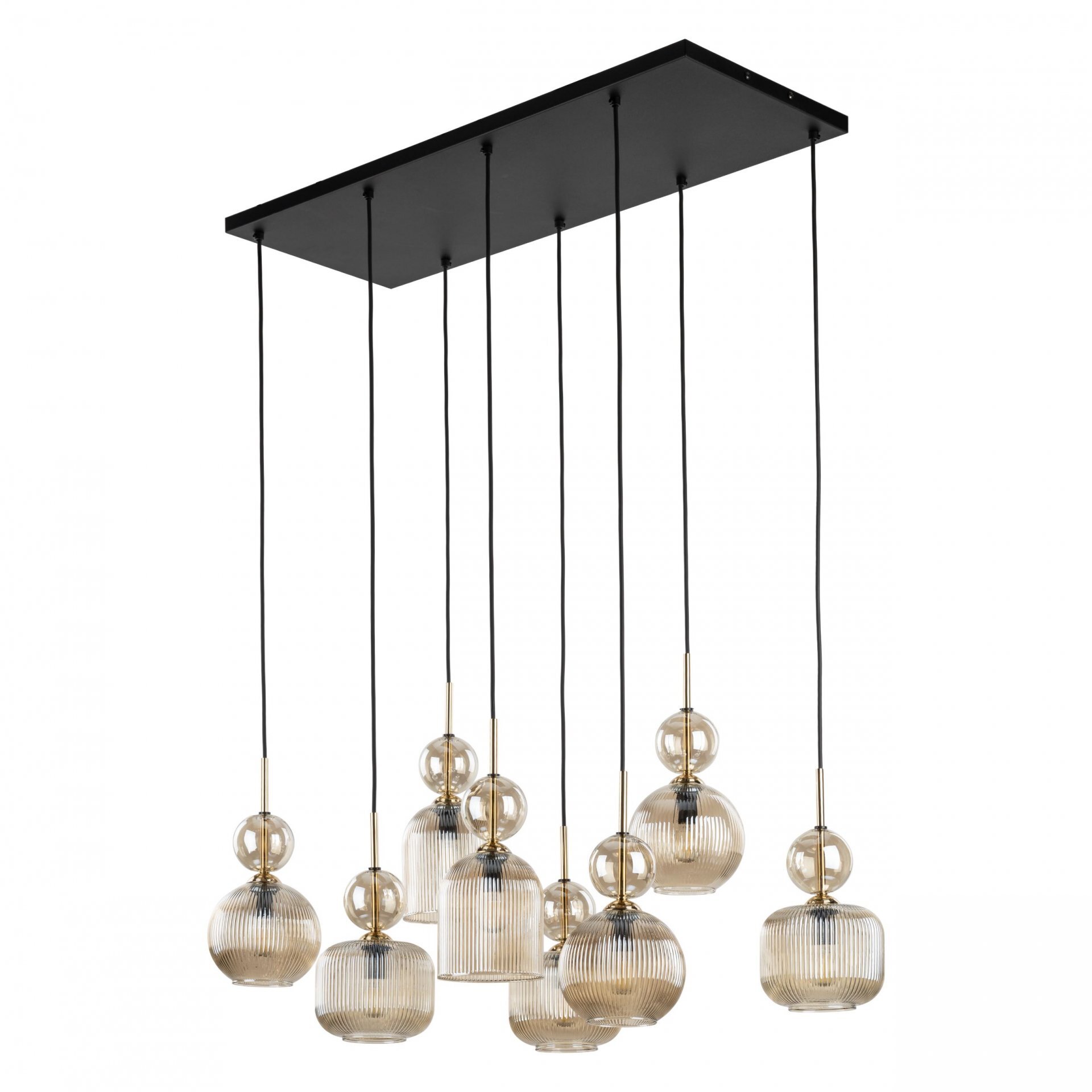 Lampa wisząca z ośmioma szklanymi kloszami w kolorze koniakowym, zawieszona na czarnym prostokątnym panelu sufitowym. Klosze mają różne kształty i są zawieszone na regulowanych czarnych przewodach.