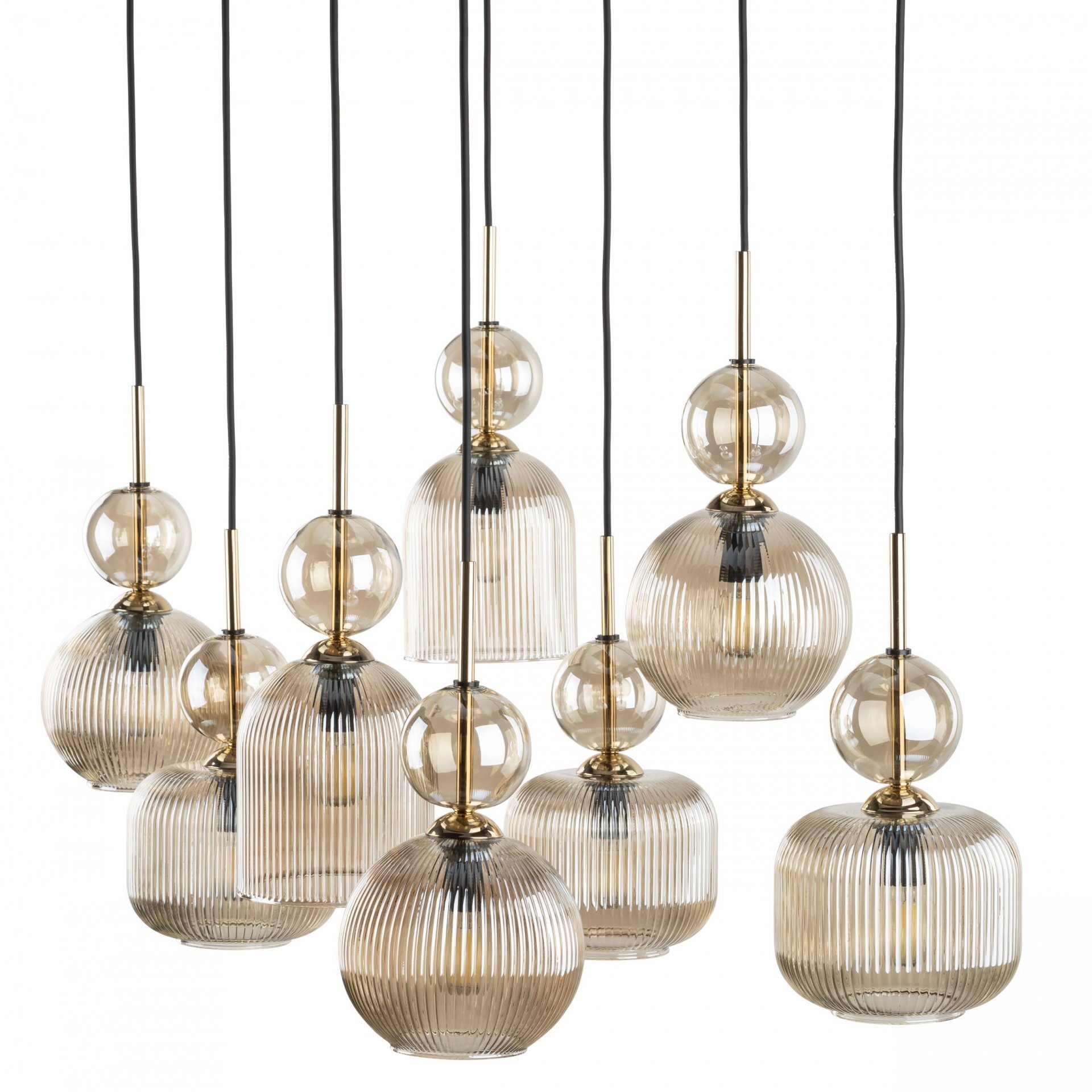 Zdjęcie przedstawia zestaw ośmiu wiszących lamp z przezroczystymi, żebrowanymi kloszami w kolorze koniakowym. Lampy mają czarne przewody i złote elementy mocujące.