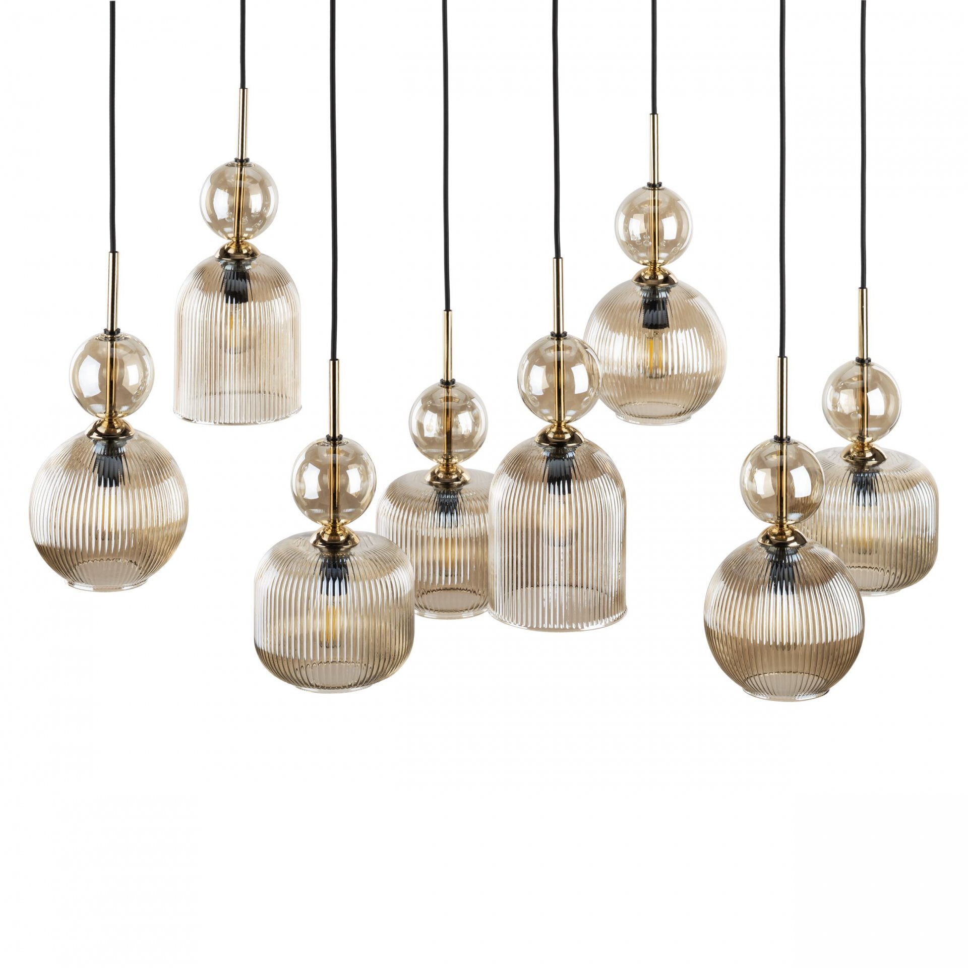 Na obrazie widoczna jest lampa wisząca z ośmioma szklanymi kloszami w kolorze koniakowym. Klosze mają różne kształty i są zawieszone na czarnych przewodach.