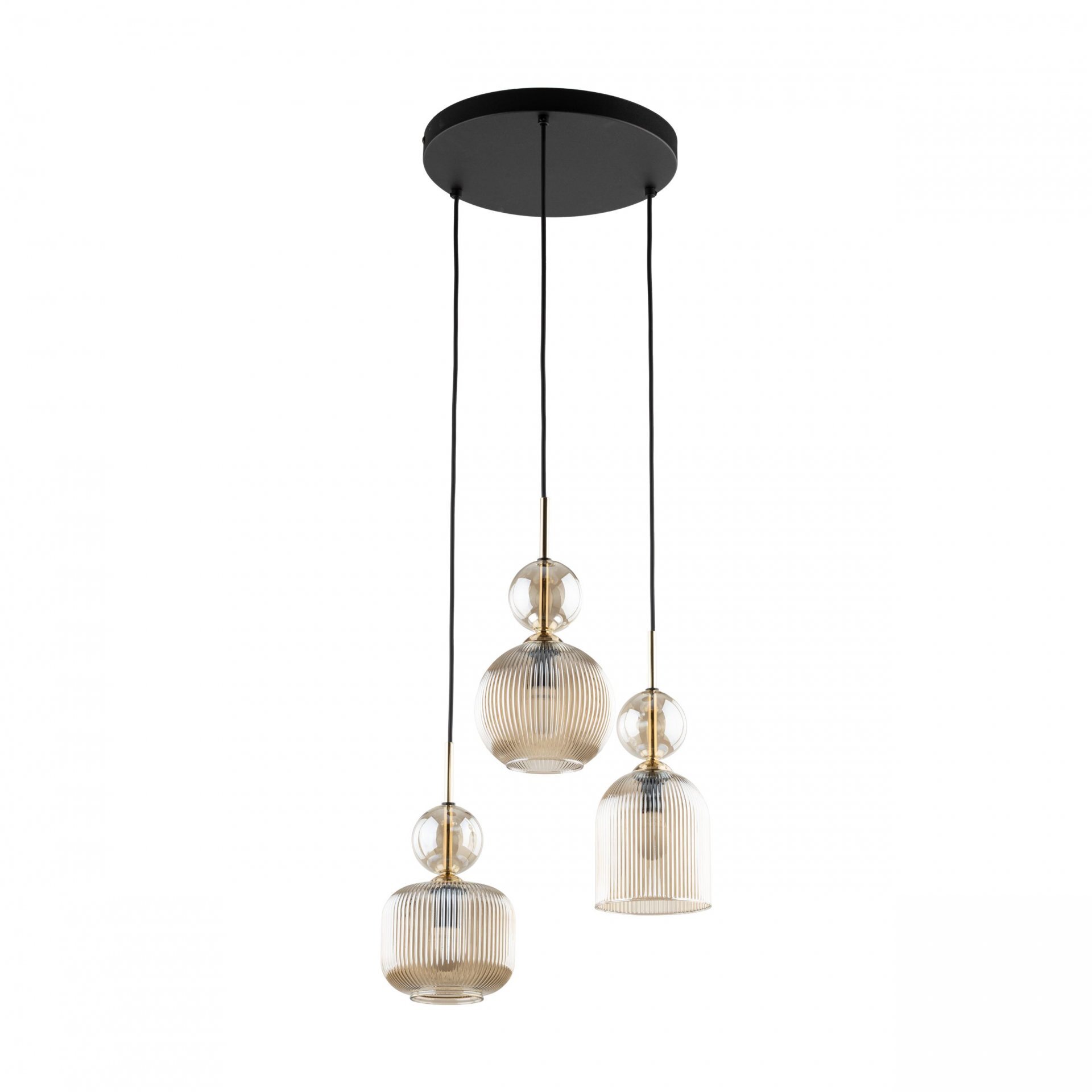 Lampa wisząca z trzema szklanymi kloszami o żebrowanej fakturze, zawieszona na czarnych przewodach z okrągłą podsufitką. Klosze mają kształt cylindryczny z przezroczystymi kulami na górze.