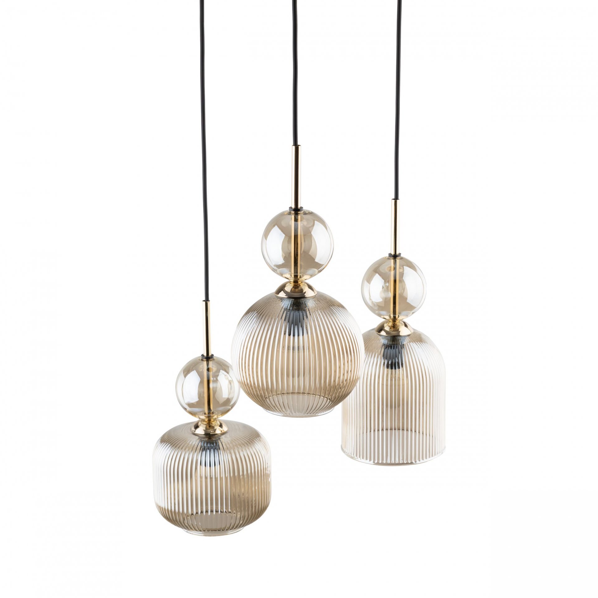 Trzy wiszące lampy z przezroczystymi, żebrowanymi kloszami w kolorze koniakowym, zawieszone na czarnych przewodach. Konstrukcja lamp jest złota, a każda z nich ma kulisty element dekoracyjny nad kloszem.