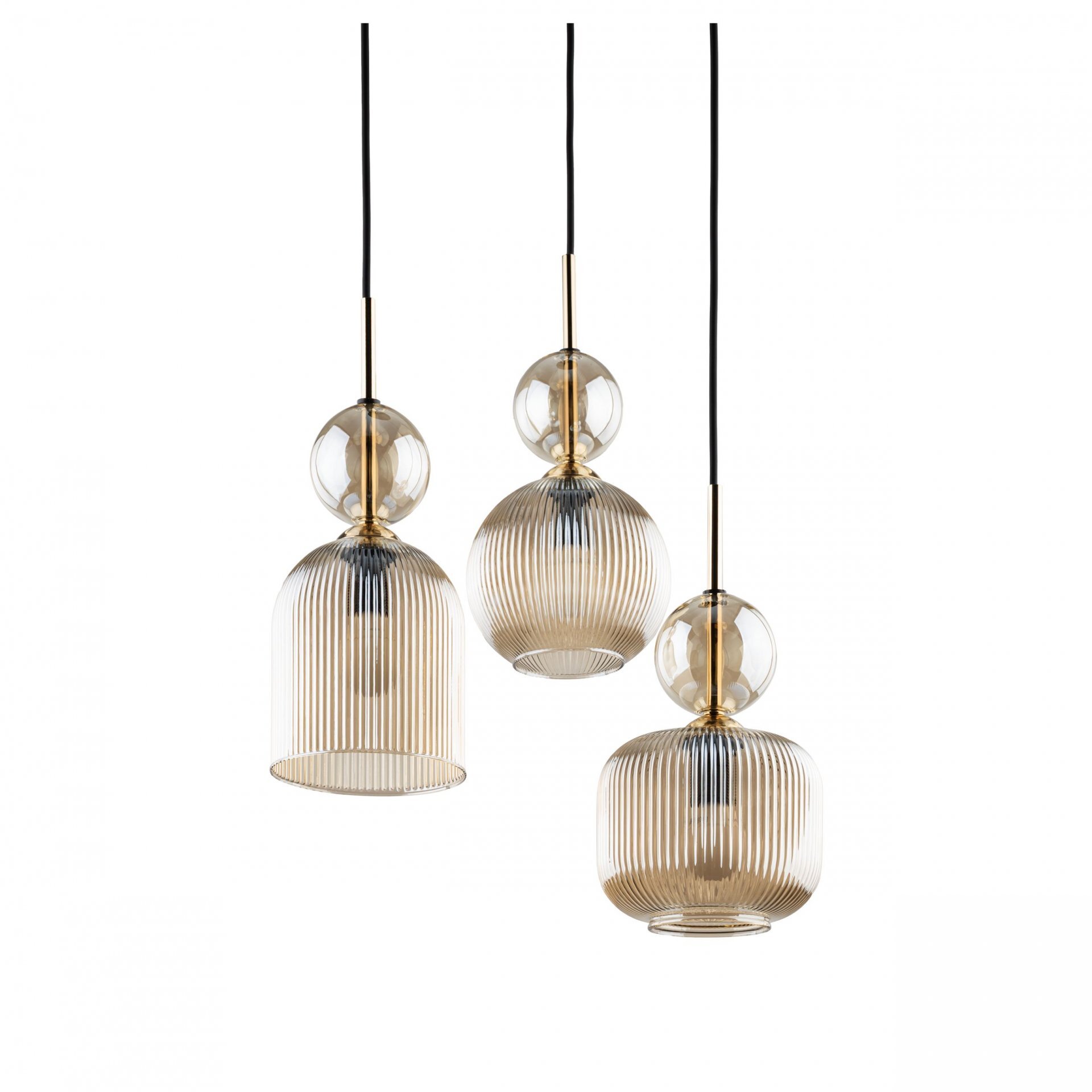 Trzy wiszące lampy z przezroczystymi, żłobionymi kloszami w kolorze koniakowym, zawieszone na czarnych przewodach. Każda lampa ma kulisty element dekoracyjny nad kloszem.