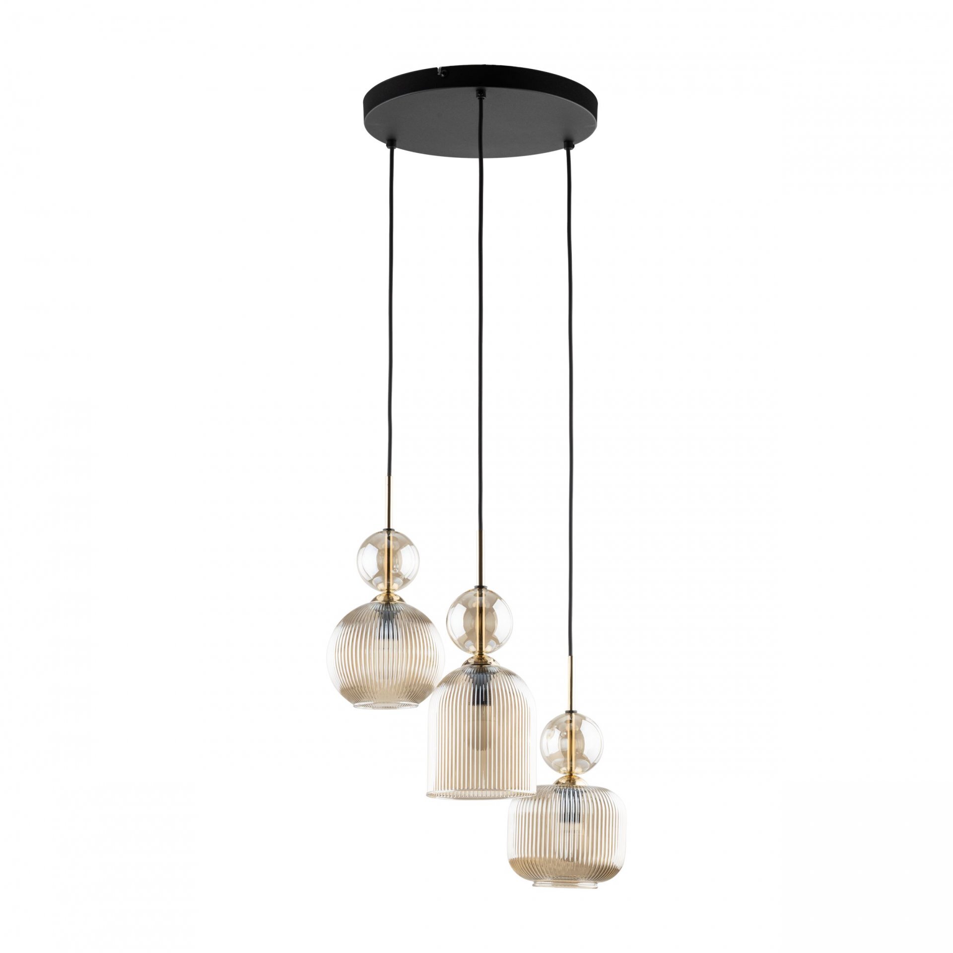 Na obrazie widoczna jest lampa wisząca z trzema kloszami w kształcie kul, zawieszonymi na czarnych przewodach. Klosze mają przezroczyste, żebrowane powierzchnie i są umieszczone na czarnej, okrągłej podstawie sufitowej.