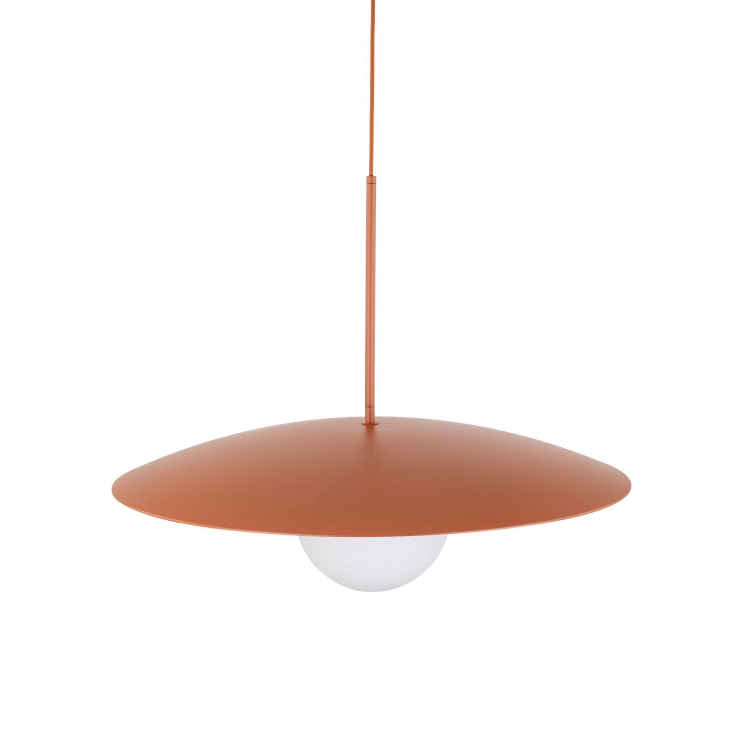 Lampa wisząca z ceglasto-białym kloszem w kształcie dysku i białą żarówką widoczną od spodu. Lampa zawieszona jest na prostym przewodzie, umożliwiającym regulację wysokości.
