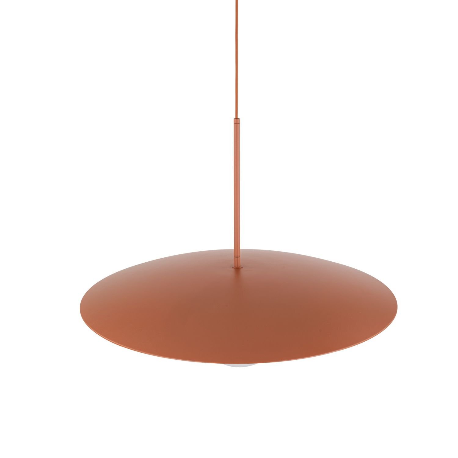 Lampa wisząca o ceglastym kolorze z płaskim, okrągłym kloszem i regulowanym zawieszeniem. Produkt nie posiada widocznych napisów ani logo.