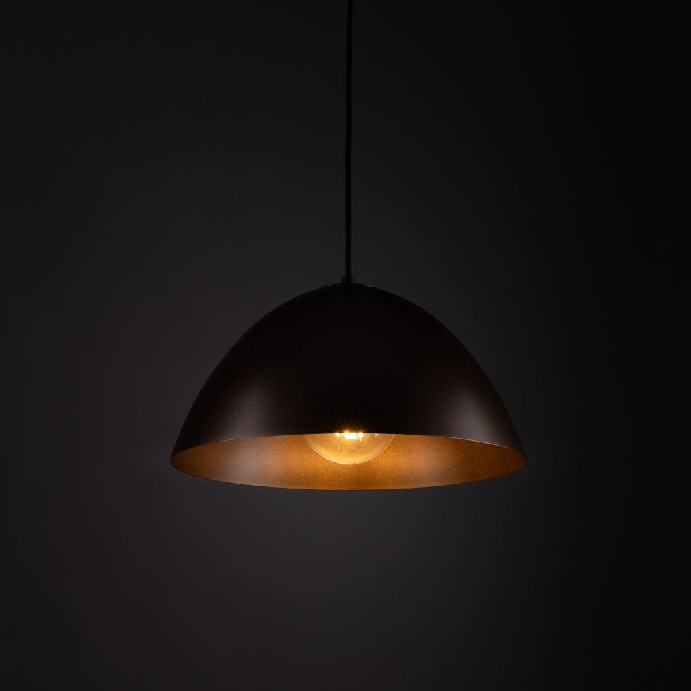Brązowa lampa wisząca o półkulistym kształcie z widoczną żarówką wewnątrz. Lampa jest zawieszona na ciemnym tle, emitując ciepłe światło.
