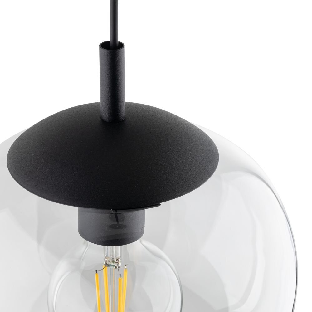 Czarna lampa wisząca z przezroczystym szklanym kloszem i widoczną żarówką wewnątrz. Lampa ma prosty, nowoczesny design z możliwością regulacji wysokości.