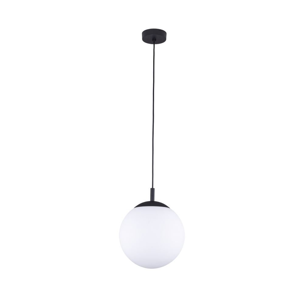 Na obrazie widoczna jest lampa wisząca z białym, kulistym kloszem i czarnym mocowaniem. Lampa zawieszona jest na cienkim, czarnym przewodzie.