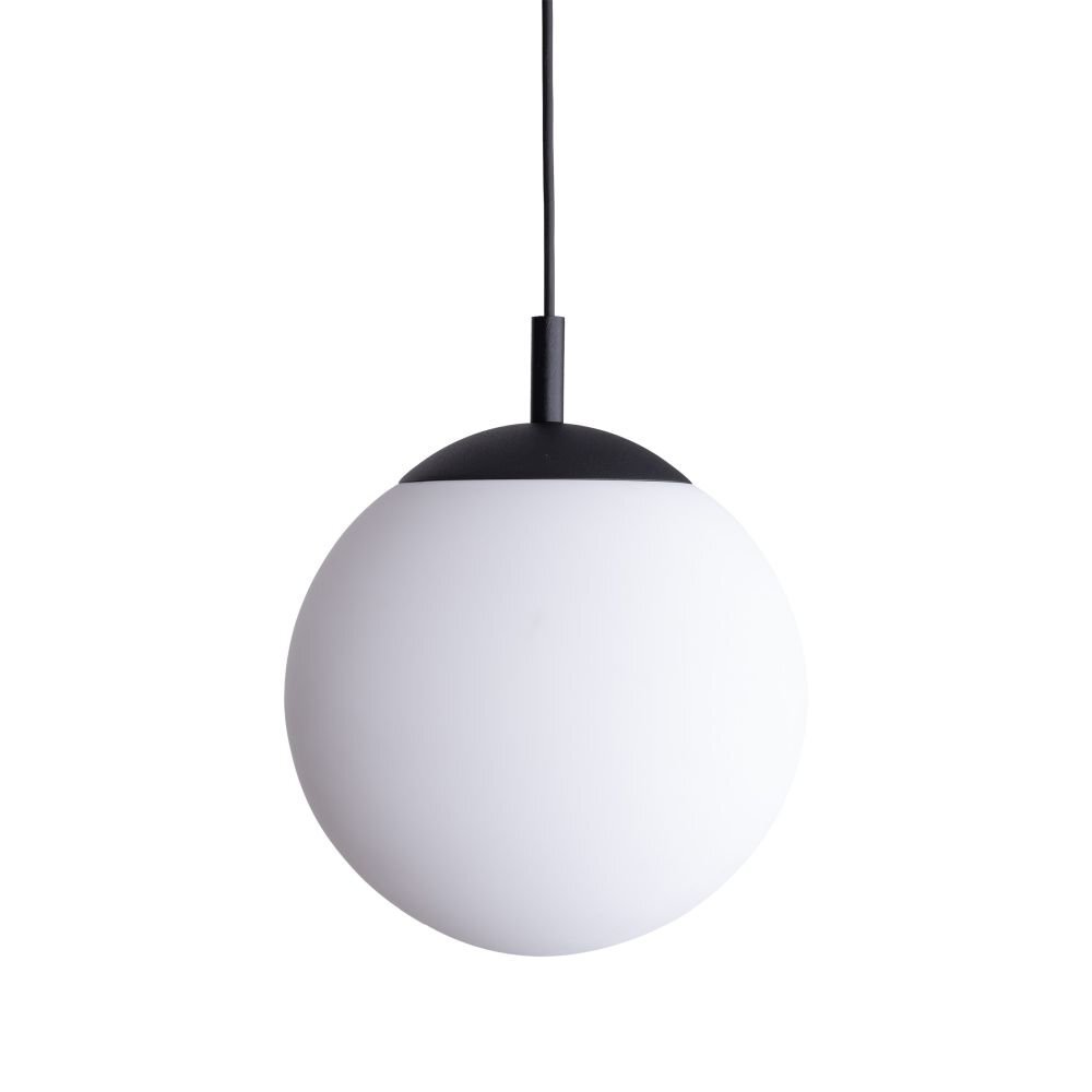 Na obrazie widoczna jest lampa wisząca z białym, kulistym kloszem i czarnym elementem mocującym. Lampa zawieszona jest na czarnym przewodzie.