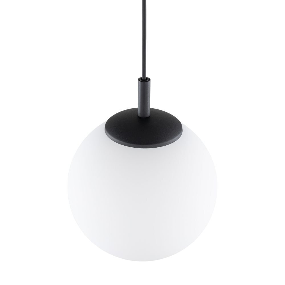 Na obrazie widoczna jest biała, kulista lampa wisząca z czarnym mocowaniem i przewodem. Lampa ma prosty, nowoczesny design.