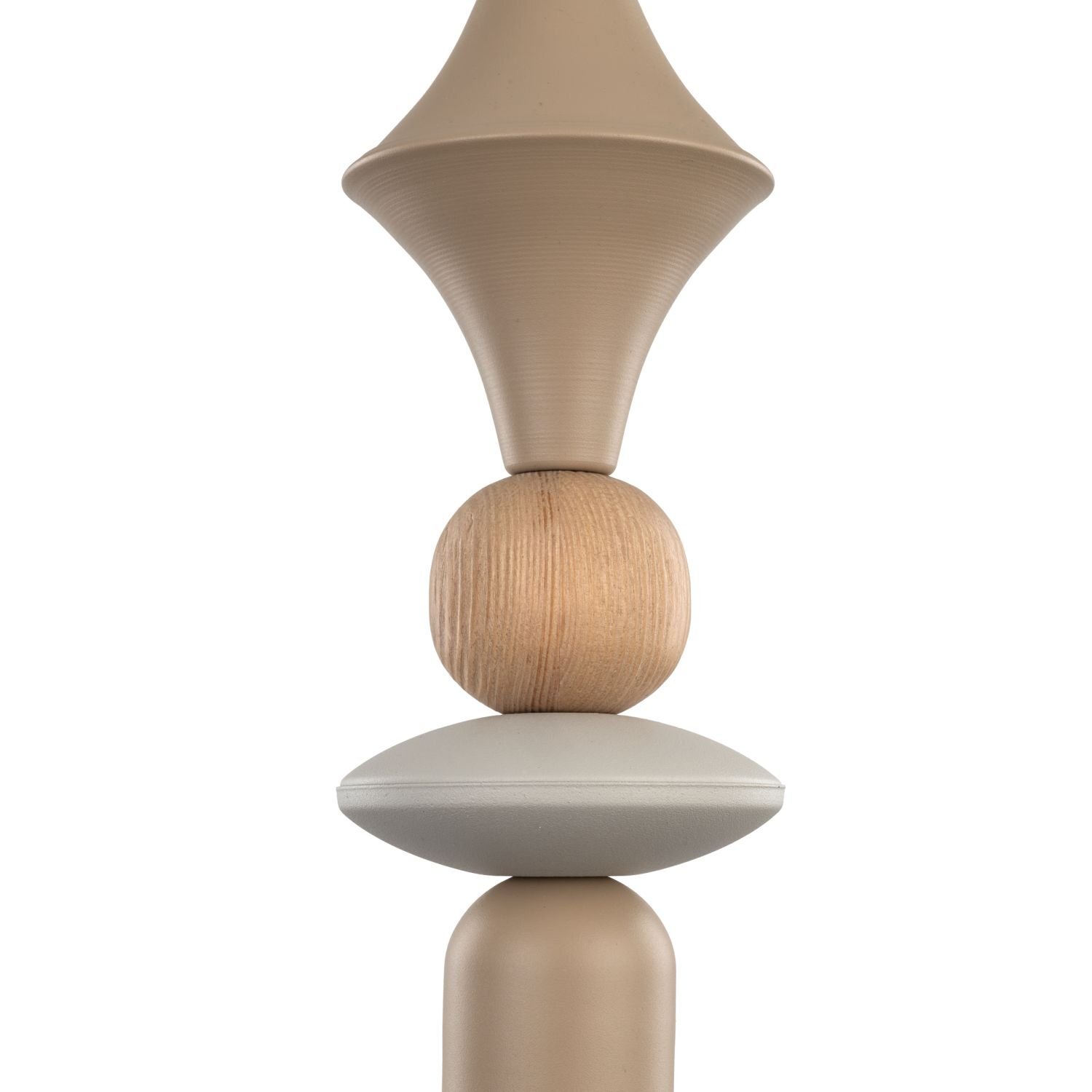 Obraz przedstawia fragment lampy wiszącej w kolorze beżowym z elementami drewnianymi i metalowymi. Lampa ma nowoczesny design z cylindrycznymi i kulistymi kształtami.