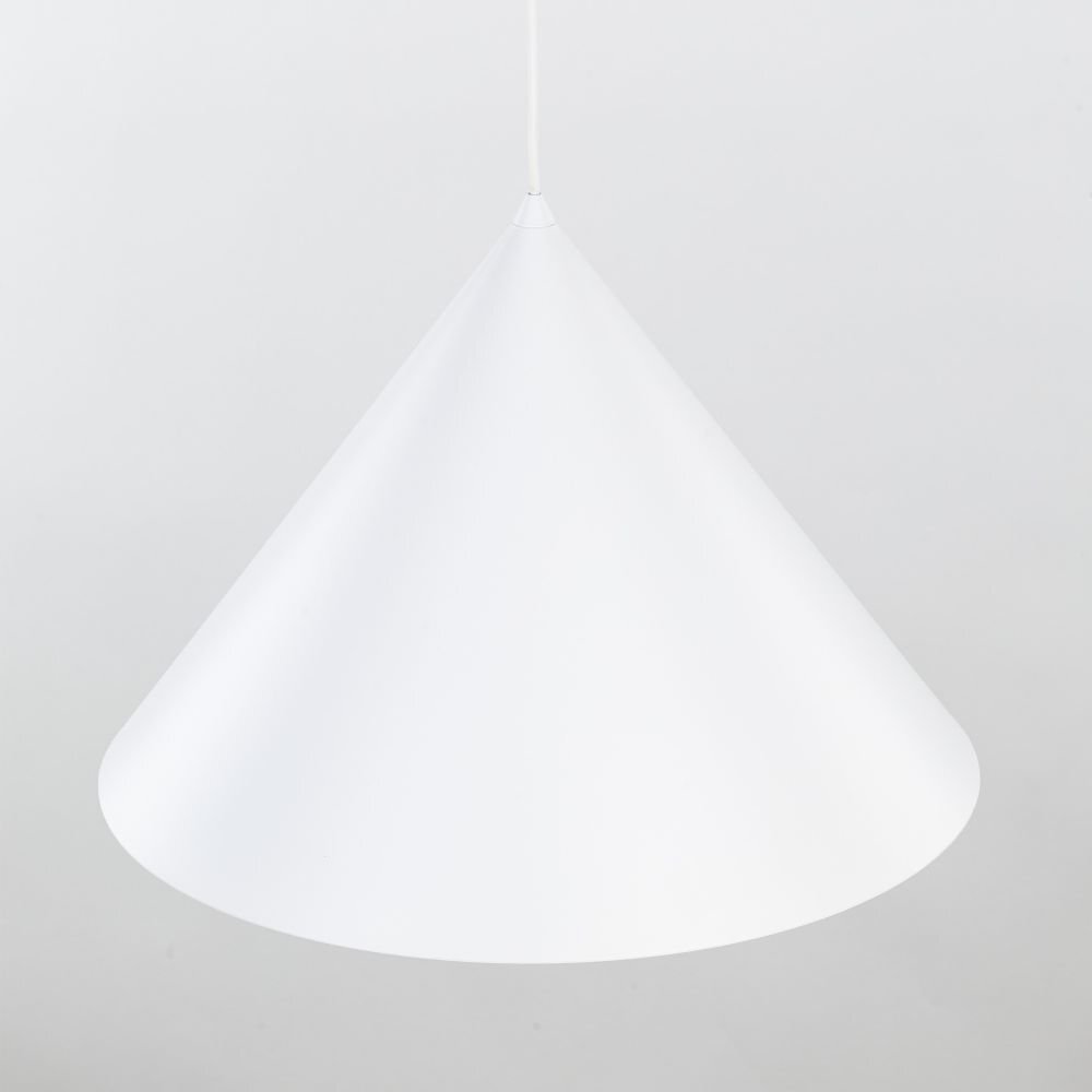 Biała, stożkowa lampa wisząca z gładką powierzchnią. Lampa zawieszona jest na cienkim przewodzie.