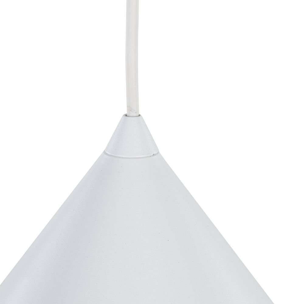 Biała, stożkowa lampa wisząca z widocznym przewodem u góry. Powierzchnia lampy jest gładka i jednolita.