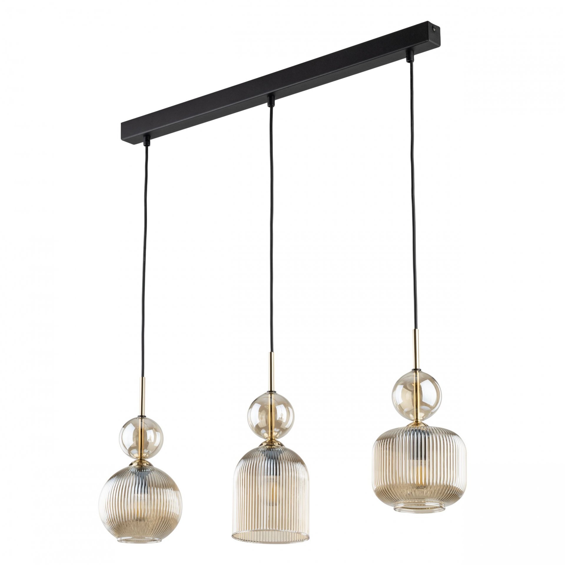 Lampa wisząca z trzema bursztynowymi kloszami o żebrowanej strukturze, zawieszona na czarnym prostokątnym uchwycie. Każdy klosz ma kulisty element dekoracyjny nad główną częścią.